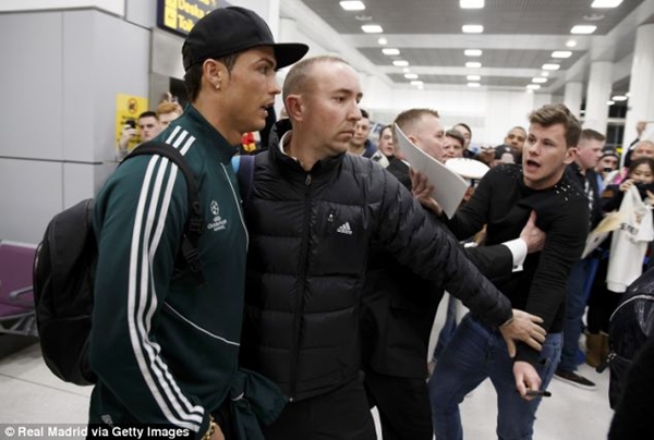 Ronaldo diện xtyle... quần đùi, đi tất tại sân bay Manchester 7