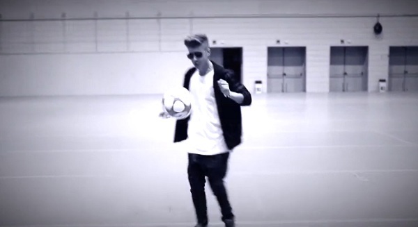 Justin Bieber trổ tài tâng bóng cực đỉnh 1