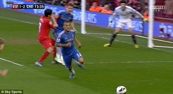 Quên vụ "cẩu xực", Ivanovic xởi lởi bắt tay Suarez  3