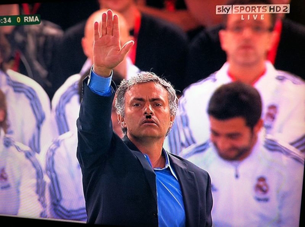 Jose Mourinho bị so sánh với trùm Phát xít 2