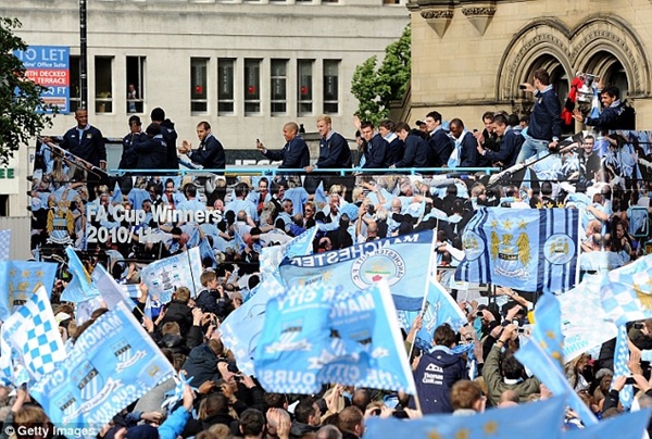 2 đội bóng thành Manchester cùng ăn mừng 1 ngày? 3