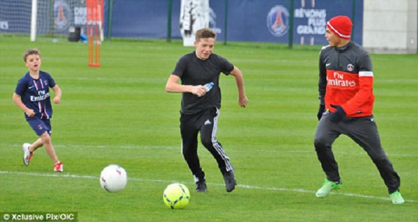 Beckham &acirc;u yếm bế Harper Seven đi dạo phố 8