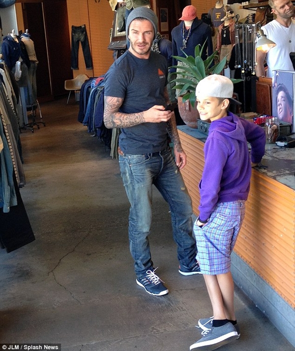 Mẹ bận, bố Beckham dẫn con trai đi shopping 1