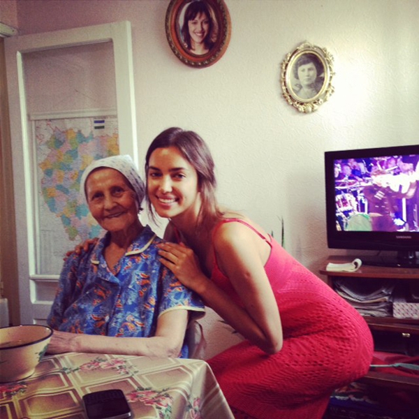 Irina Shayk tri ân bà ngoại “điệp viên” của mình 1