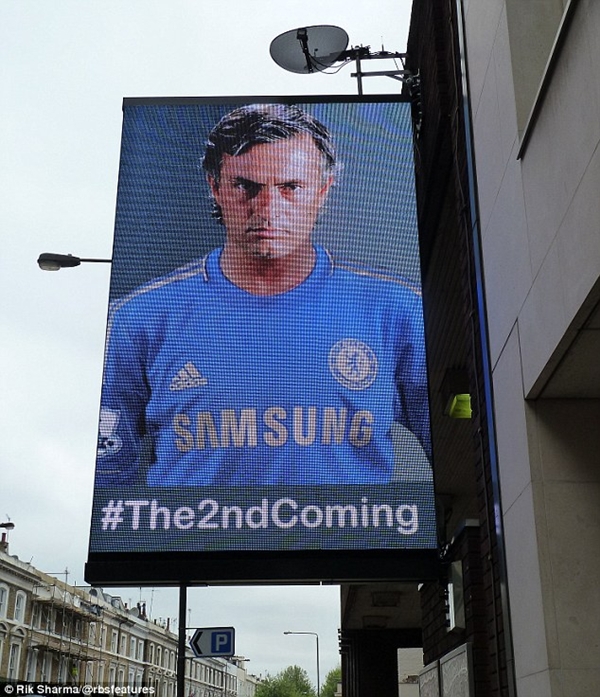 Mourinho xuất hiện "nhan nhản" trên đường phố London 1