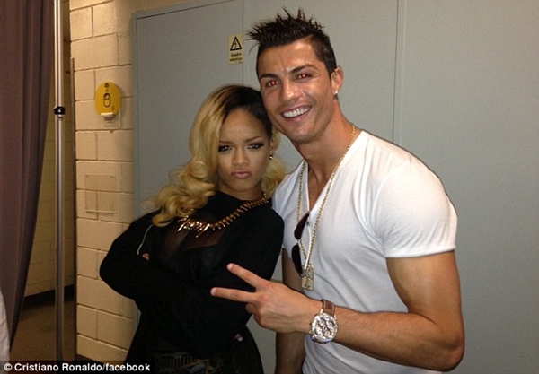 Ronaldo sung sướng khi "được" chụp ảnh cùng Rihanna 3