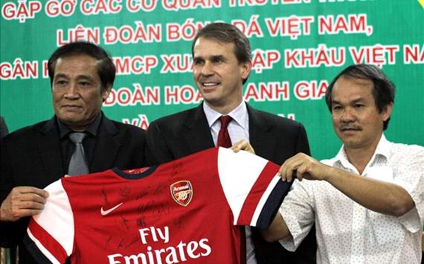 Hôm nay, Arsenal chính thức ký hợp đồng tới Việt Nam 1