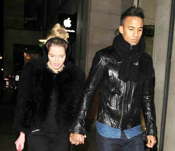 "Si&ecirc;u Wags" Helen Flanagan diện &aacute;o "ch&egrave;n &eacute;p" ngực 10
