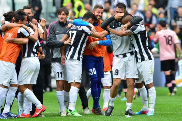 Chùm ảnh Juventus trong ngày lên ngôi tại Serie A 11