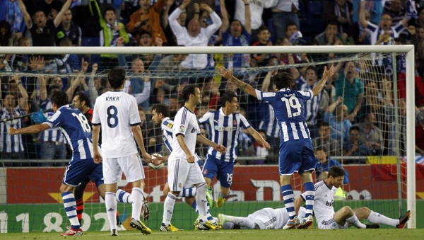 Espanyol 1-1 Real Madrid: D&acirc;ng c&uacute;p cho Barca 2
