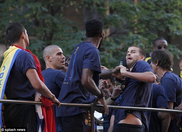 Alex Song cho Pique ăn tát ngay trên phố 4