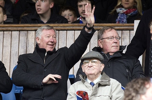 Sir Alex tuyên bố nghỉ hưu, David Moyes cập bến Old Trafford? 2