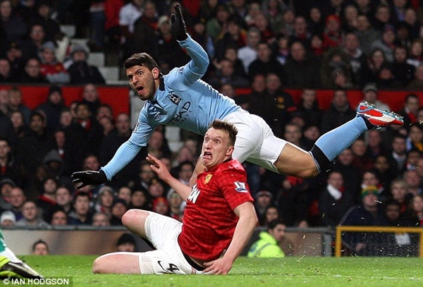 Phil Jones không quan tâm dù bị “bêu xấu” trên Internet 1