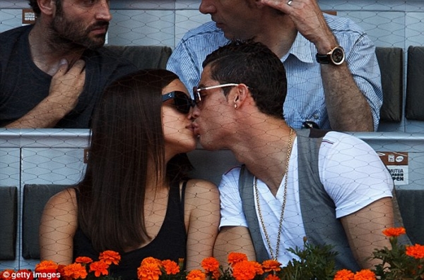 Ronaldo hôn bạn gái đắm đuối  2