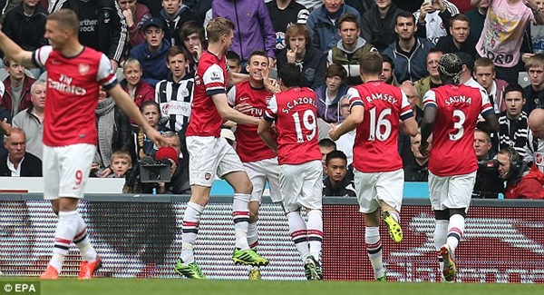 Newcastle 0-1 Arsenal: V&eacute; Champions League cho The Gunners 2