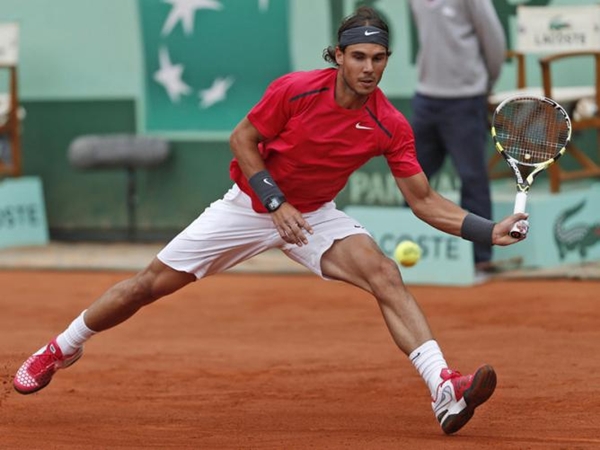 Nhóc tì 1 tuổi "chơi" bóng y hệt Rafael Nadal 5