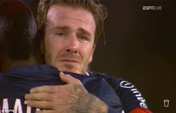 Beckham chia tay b&oacute;ng đ&aacute; trong nước mắt 7