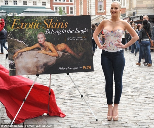"Si&ecirc;u Wags" Helen Flanagan diện &aacute;o "ch&egrave;n &eacute;p" ngực 8