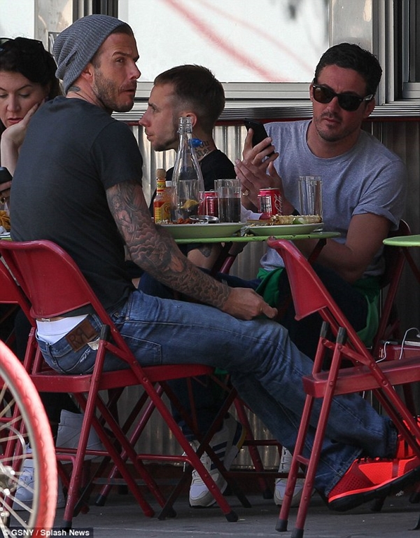 “Trốn” vợ con, Beckham ăn trưa vỉa hè cùng bạn thân  1