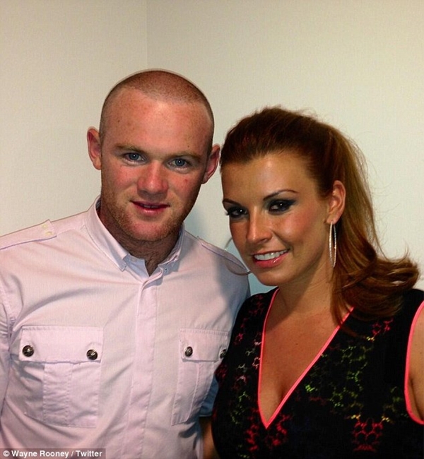 Rooney khoe... đầu trọc trong đ&ecirc;m diễn của Rihanna 1