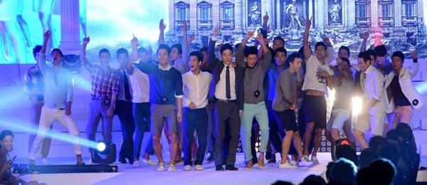 &ldquo;Trai đẹp&rdquo; lột &aacute;o h&uacute;t fan nữ tại cuộc thi thể h&igrave;nh 2
