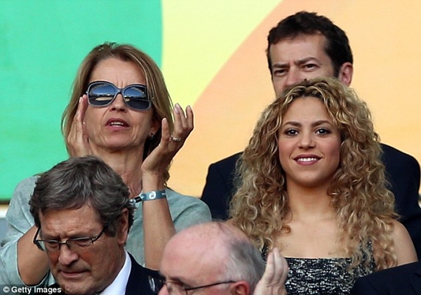 Pique ghi bàn, Shakira nhảy cẫng trên khán đài 1