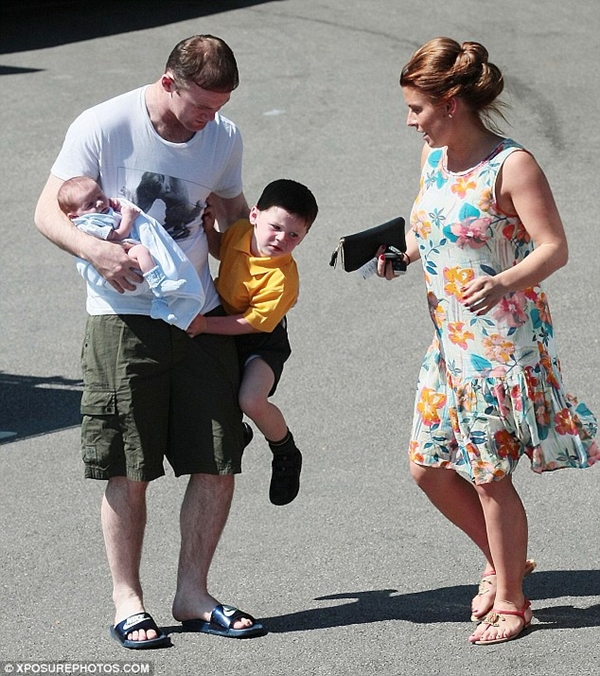 Kai Rooney ghen tỵ vì bố bế em trai 2