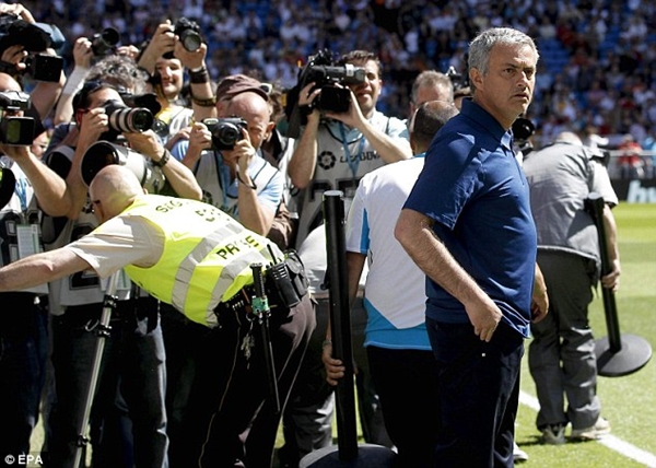 Mourinho bị “quây” trong ngày cuối cùng tại Real 1