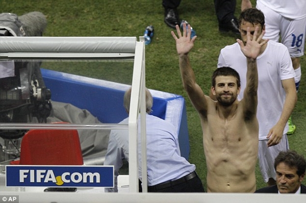 Pique ghi b&agrave;n, Shakira nhảy cẫng tr&ecirc;n kh&aacute;n đ&agrave;i 6