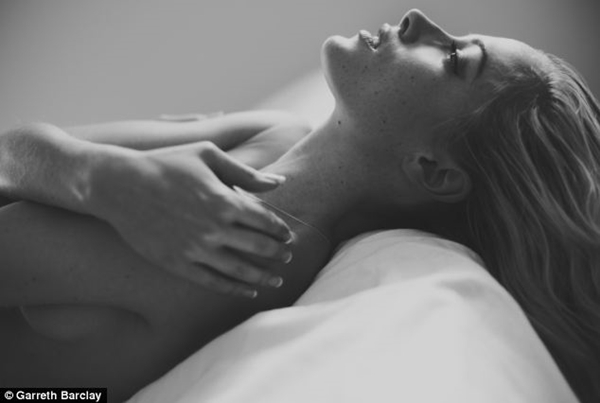 Loạt ảnh n&oacute;ng cuối c&ugrave;ng của bạn g&aacute;i "Người kh&ocirc;ng ch&acirc;n" Pistorius 3