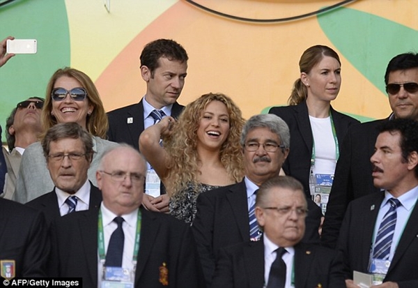 Pique ghi b&agrave;n, Shakira nhảy cẫng tr&ecirc;n kh&aacute;n đ&agrave;i 2
