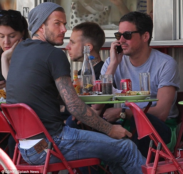 “Trốn” vợ con, Beckham ăn trưa vỉa hè cùng bạn thân  4