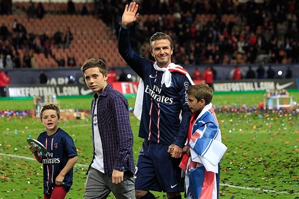 Brad Pitt mời Beckham dạy đá bóng cho các con 3