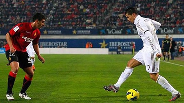 H&agrave;i hước: M&egrave;o nằm xem g&agrave; đảo b&oacute;ng như Ronaldo 2
