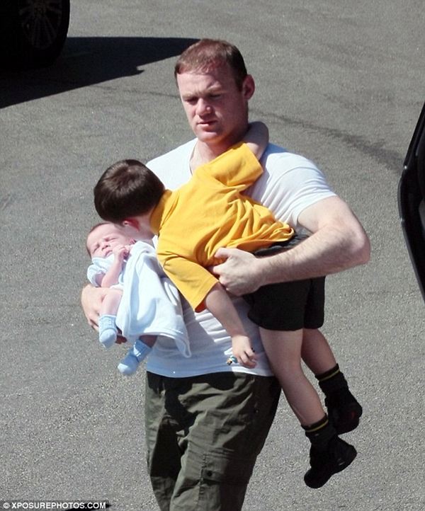 Kai Rooney ghen tỵ vì bố bế em trai 3