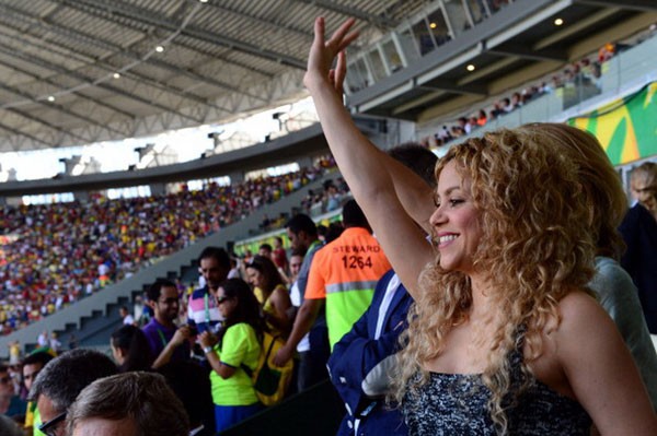 Pique ghi bàn, Shakira nhảy cẫng trên khán đài 7