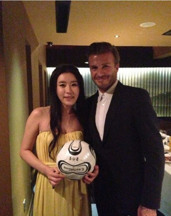 Đi cạnh vợ, Beckham vẫn “tíu tít” với dàn người đẹp Hoa ngữ 1