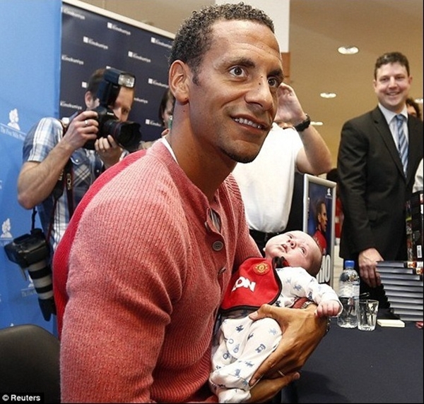 Rio Ferdinand trổ tài… ẵm trẻ tại Australia 2