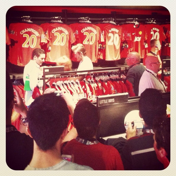 David Beckham bị fan bủa v&acirc;y tại shop &aacute;o đấu MU 3