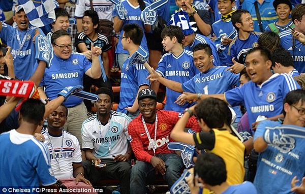 Fan cuồng liều mình mặc áo MU ngồi giữa rừng fan Chelsea 1