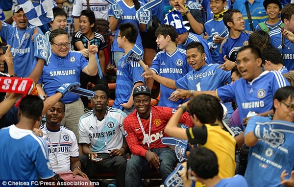 Fan cuồng liều m&igrave;nh mặc &aacute;o MU ngồi giữa rừng fan Chelsea 1