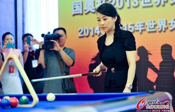 Nữ cơ thủ xinh đẹp Phan Hiểu Đình khoe vẻ tươi tắn bên bàn billiards 2