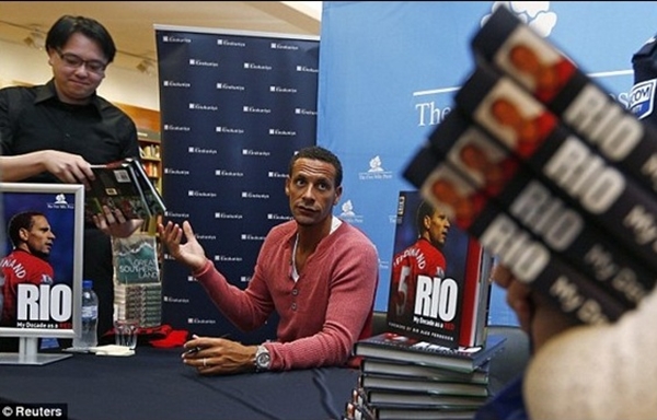 Rio Ferdinand trổ tài… ẵm trẻ tại Australia 3