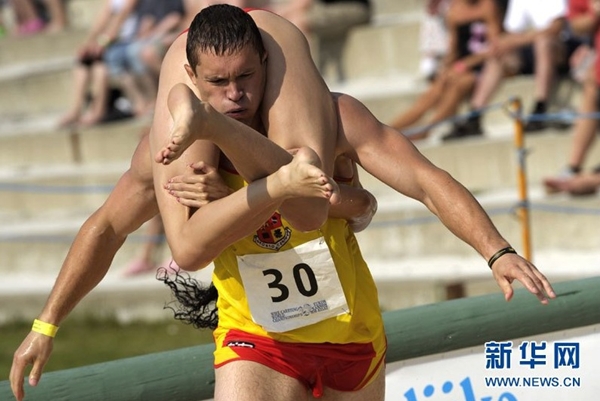 H&agrave;i hước cuộc thi marathon c&otilde;ng vợ tại Phần Lan 6