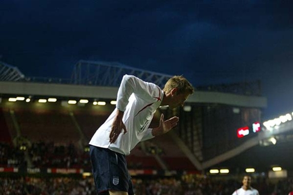 Peter Crouch và vợ tái hiện điệu nhảy robot huyền thoại 6