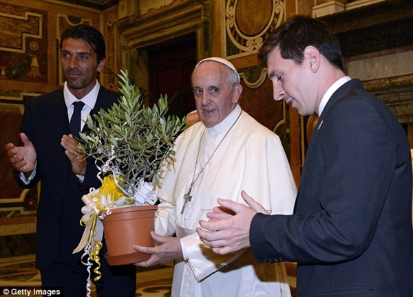 Giáo hoàng Pope Francis ân cần dạy bảo Balotelli và Messi  3