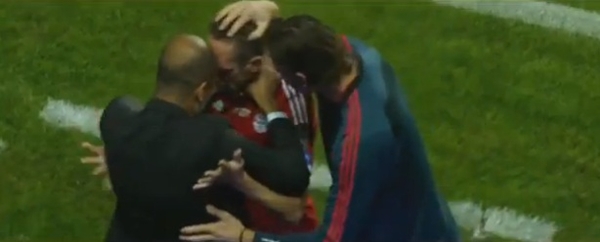 Sung sướng vì ghi bàn, Ribery chạy ra… “hôn” Guardiola? 1