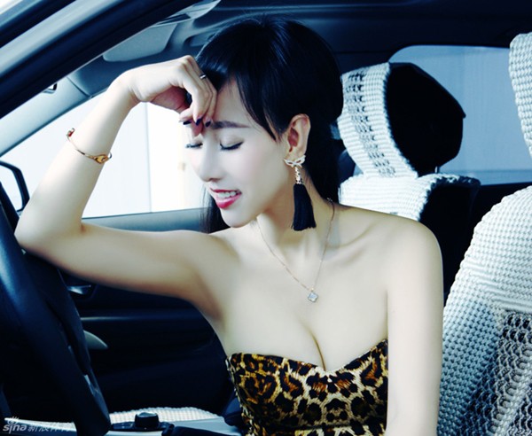 Người đẹp m&ecirc; b&oacute;ng rổ Han Yifei khoe nhan sắc kiều diễm trong xế hộp 6