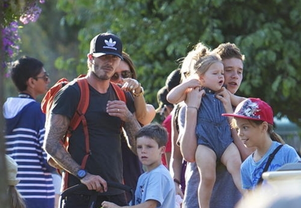 Harper Beckham cưỡi ngựa gỗ cùng bố Becks 1