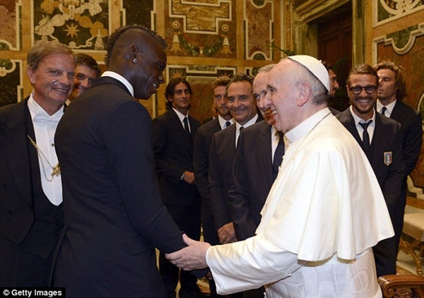 Giáo hoàng Pope Francis ân cần dạy bảo Balotelli và Messi  2